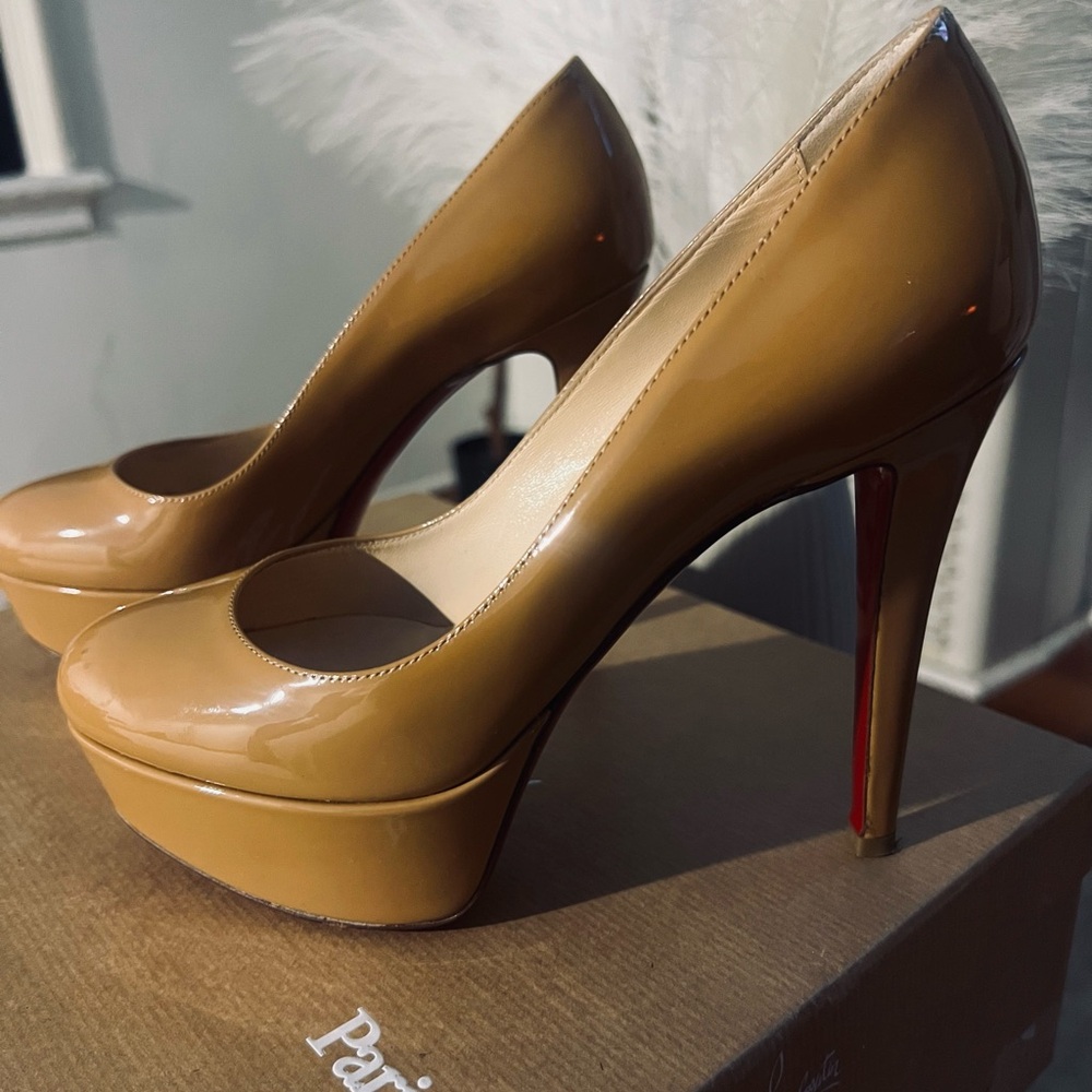 Nude Christian Louboutin heels

Lightly Worn

Elegant Style Pump